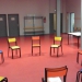 La salle rouge et ses chaises de couleurs